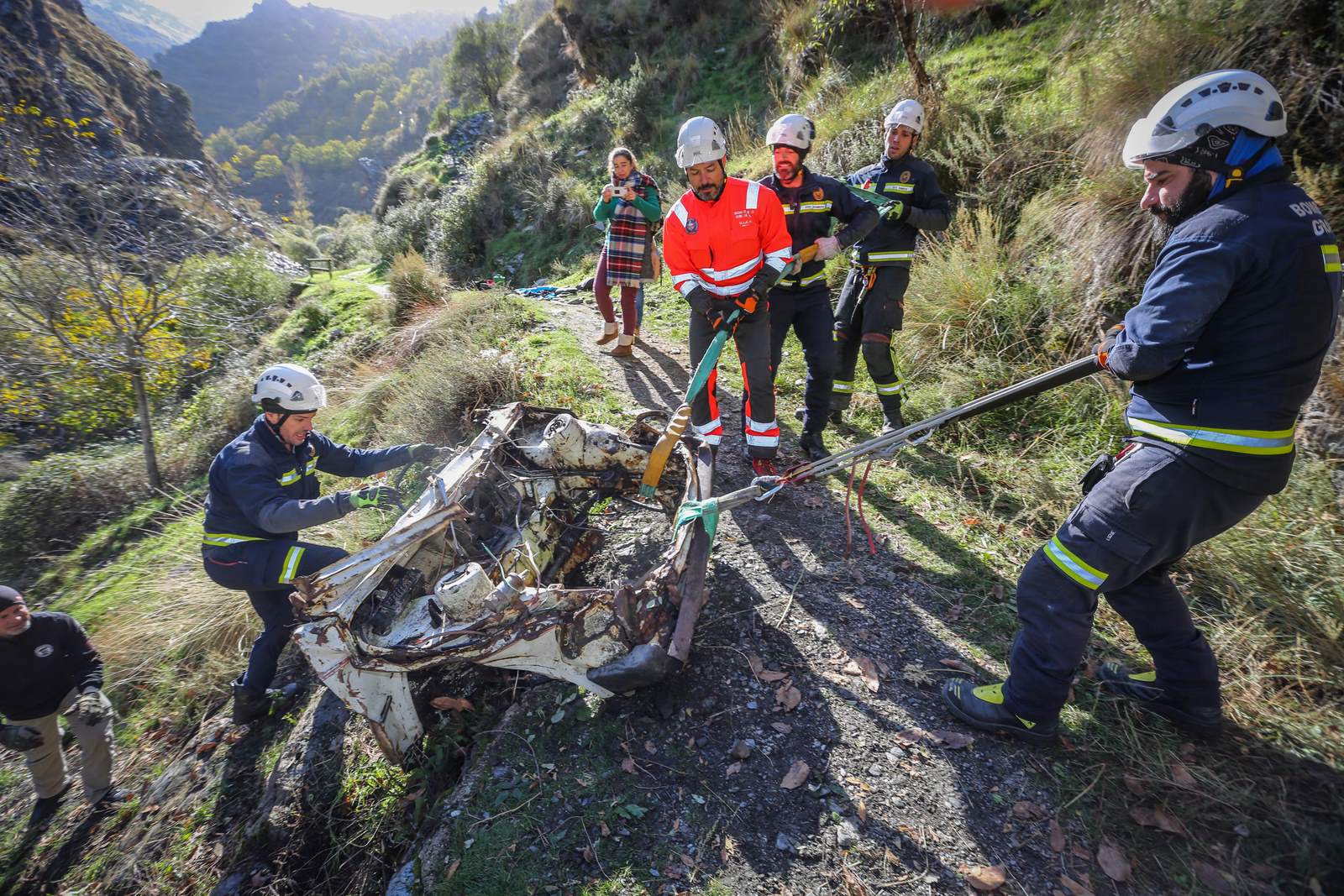 Bomberos y miembros del Batallón Basurista recuperan un vehículo abandonado en la Vereda de la Estrella