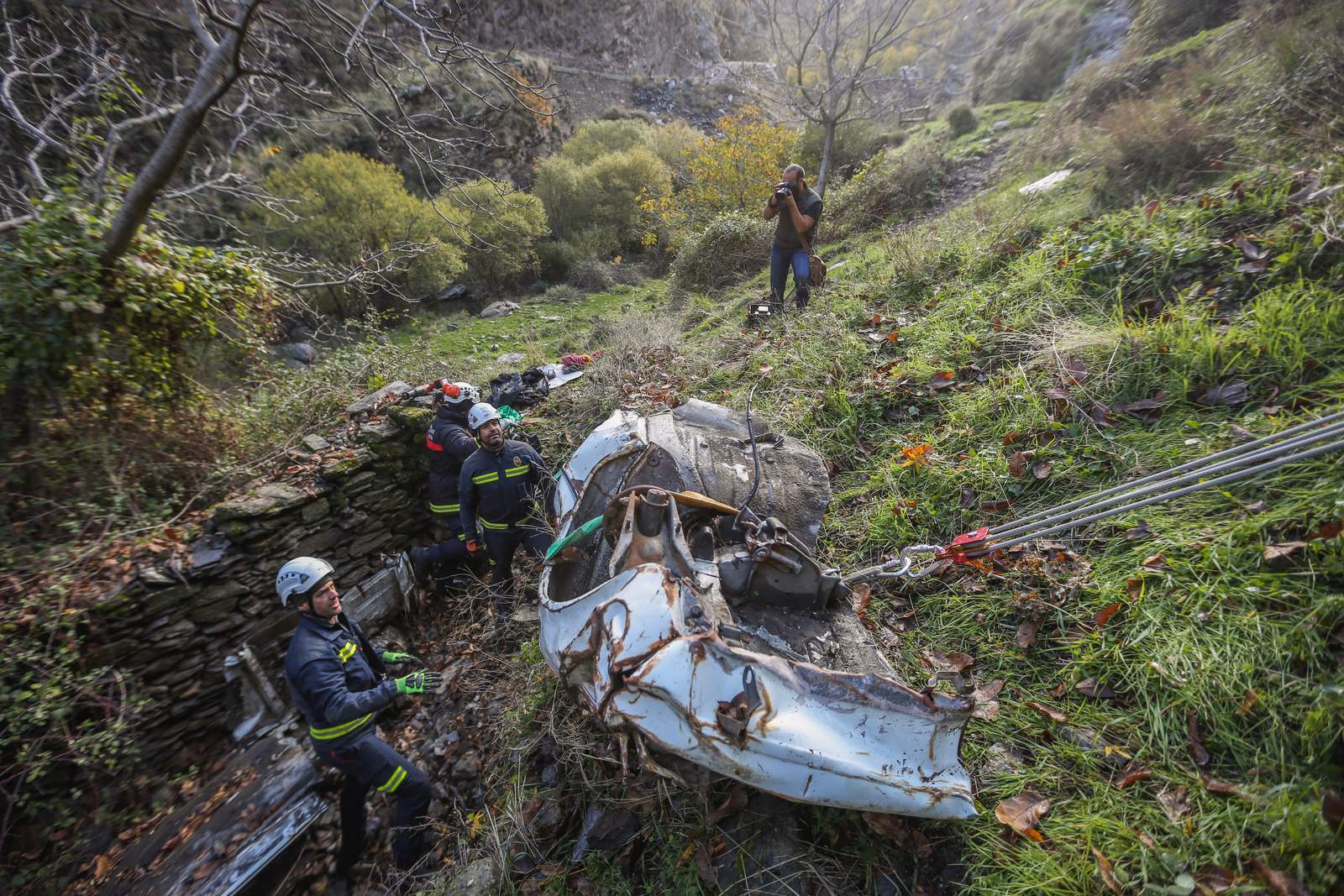 Bomberos y miembros del Batallón Basurista recuperan un vehículo abandonado en la Vereda de la Estrella
