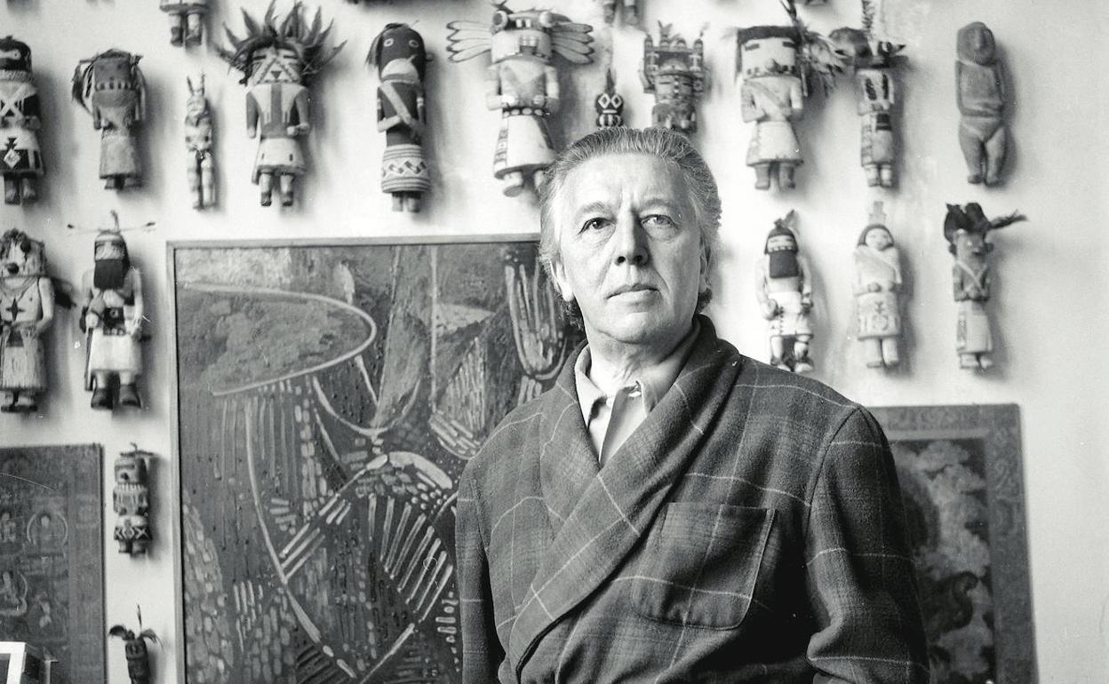 André Breton, ante su fabulosa coleccion de 'kachinas', la muñecas de los indios Hopi y Zuñi.