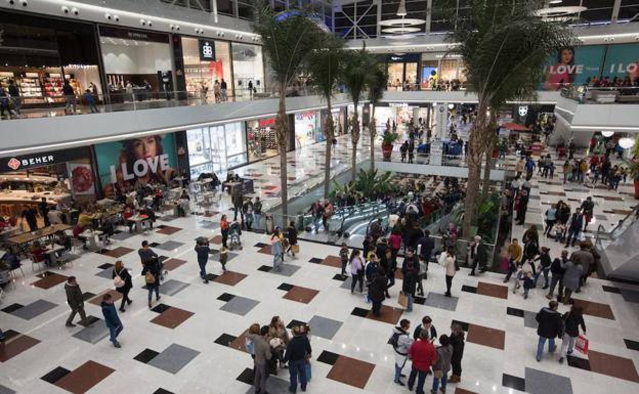 Suceso en Granada | Impiden la venta de colonias robadas a tres mujeres en pleno centro comercial Nevada