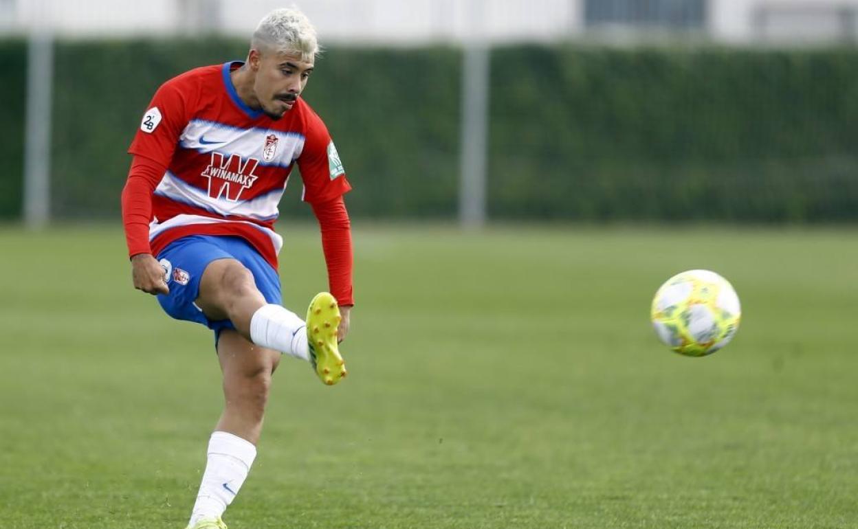 Viedma envía un balón al área en el último partido ante el Cartagena. 