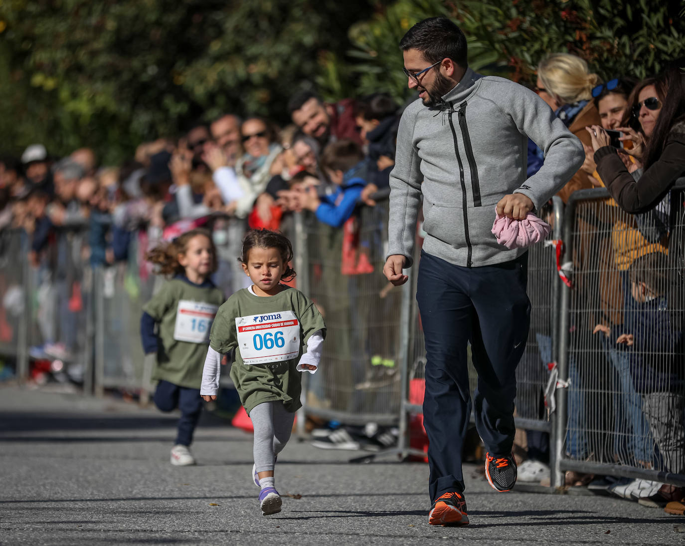 240 niños y niñas participan en la primera jornada de la sexta edición de la Carrera Universidad Ciudad de Granada