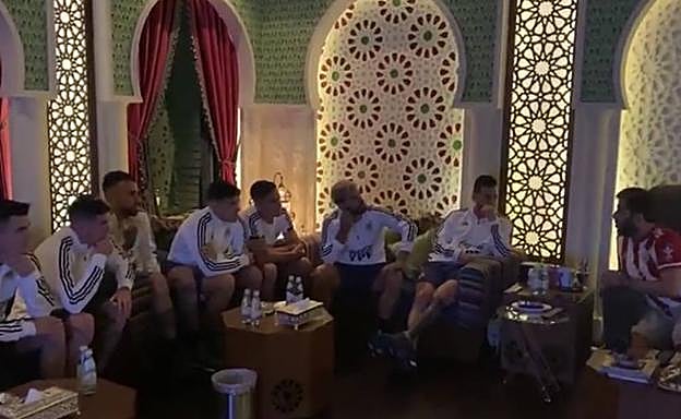 Algunos integrantes de la selección argentina con Turki Al-Sheikh, con la camiseta de la UDA. l