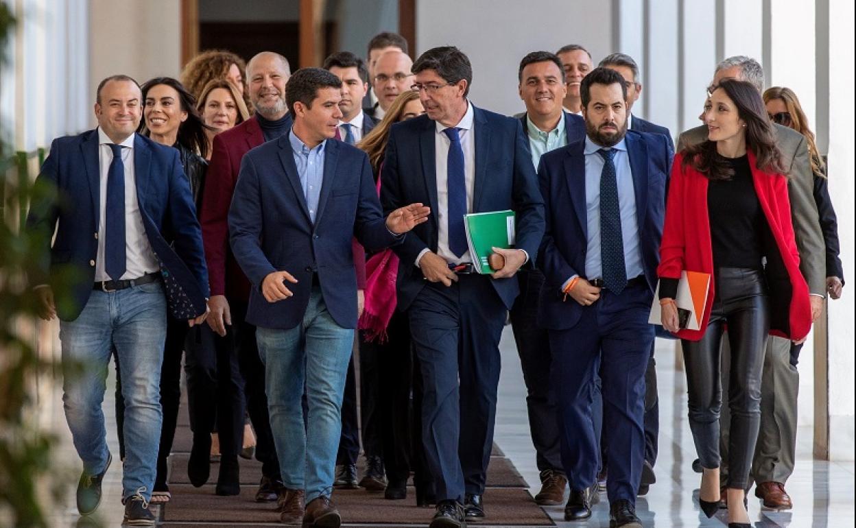 Juan Marín, líder andaluz de Cs, con consejeros y diputados de su formación este pasado miércoles en el Parlamento. 