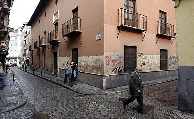 Agresión homófoba en Granada | Le rompen un hueso del ojo por defender a una pareja gay