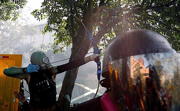 Un manifestante lanza una flecha en las protestas. 