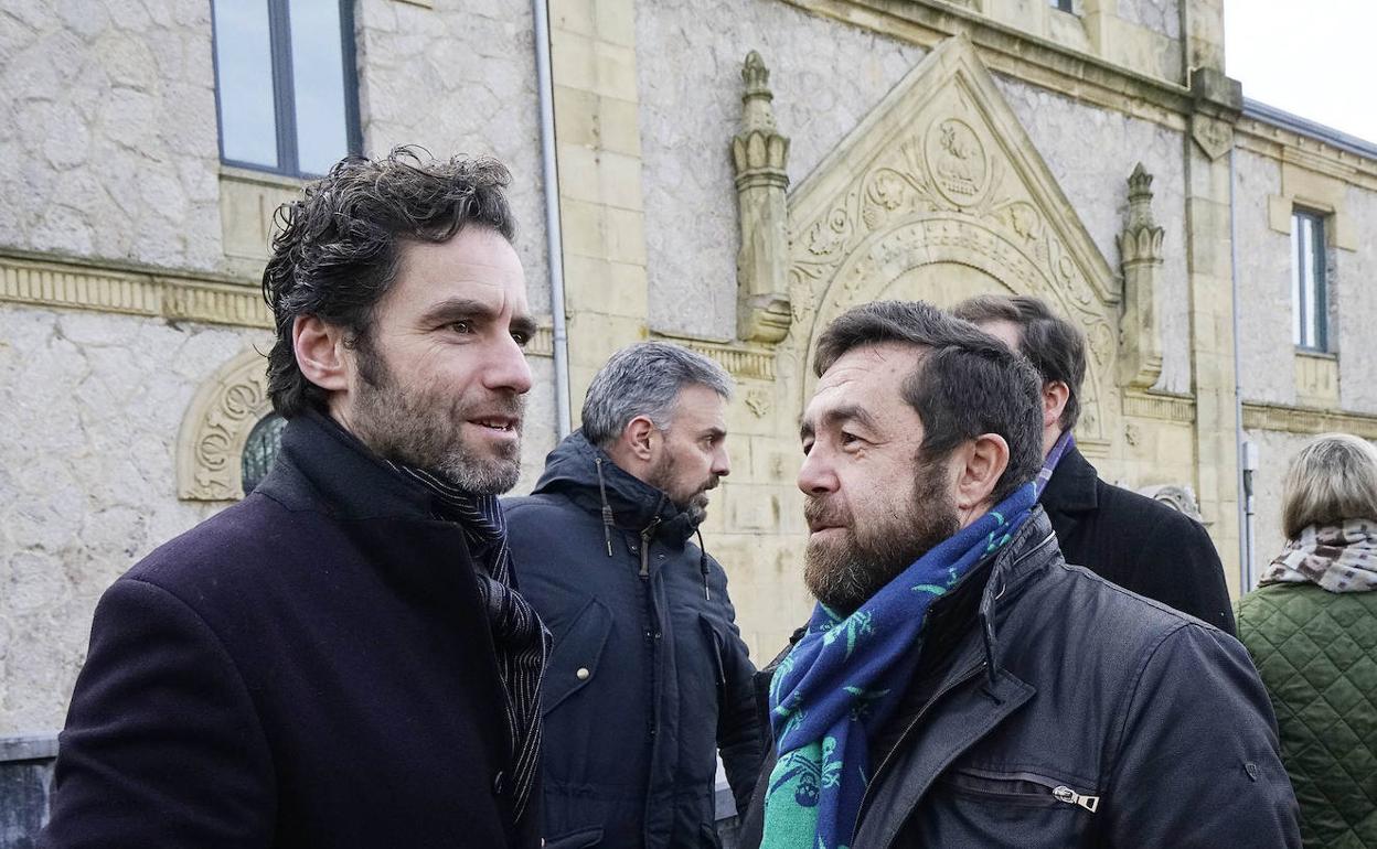 El secretario general del PP en Guipúzcoa, Borja Semper, y el exdiputado de Ciudadanos, Miguel Gutiérrez, juntos en un acto en enero.