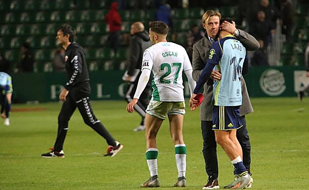 'Guti' consuela a José Carlos Lazo al término del partido. 