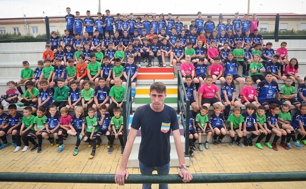 Urbano Polo (centro), junto con los jugadores del Sporting y Recreativo, apoyó la iniciativa de Vegas del Genil, en la lucha contra la homofobia y la transfobia en el deporte.