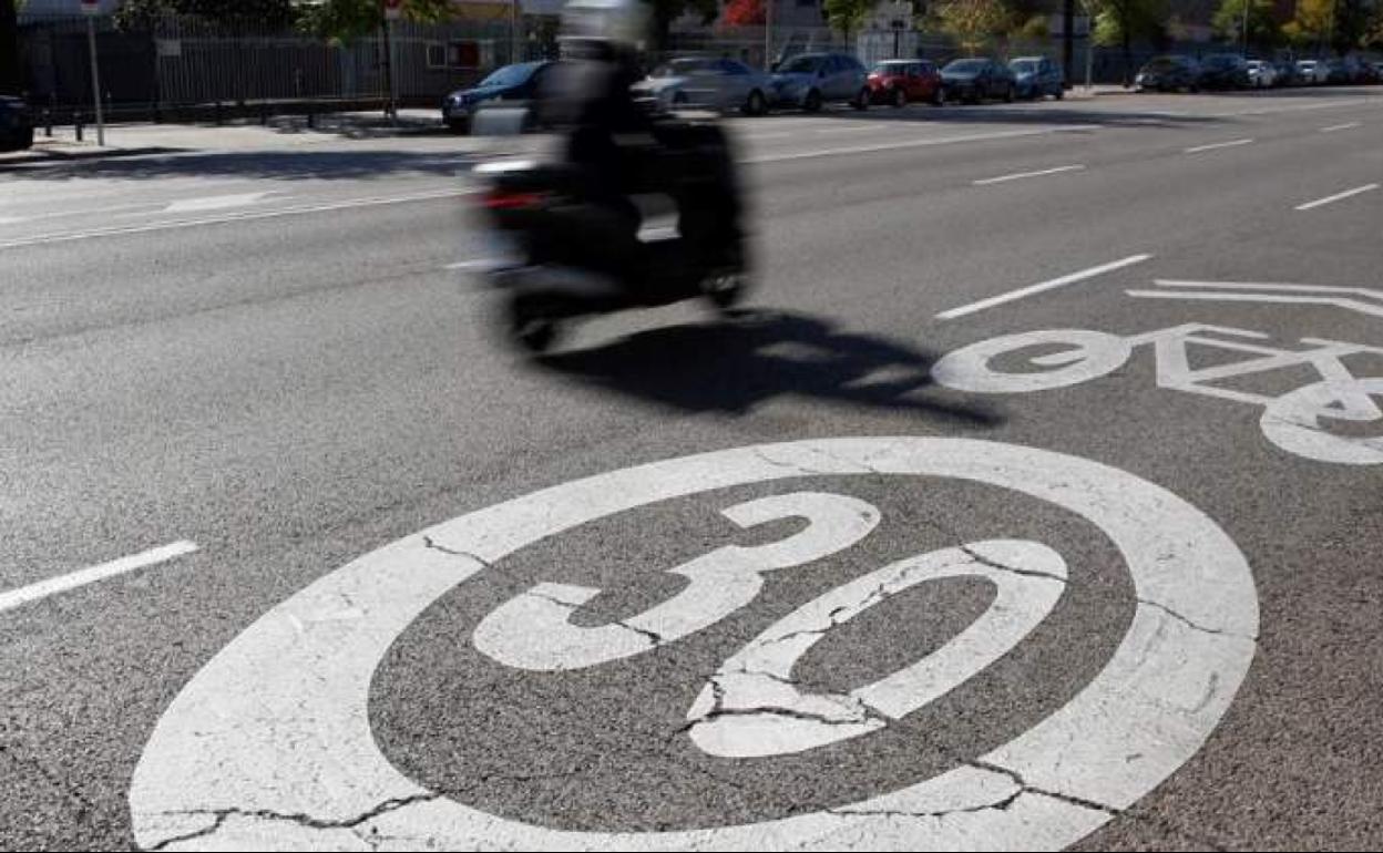 La DGT desvela por qué quiere que circulemos a 30 km/h en ciudad. 