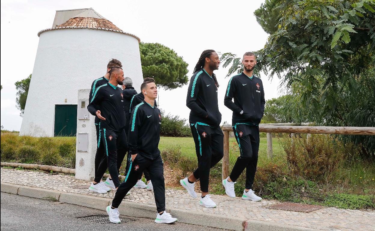 Duarte junto a Semedo en un paseo matinal durante la concentración. 