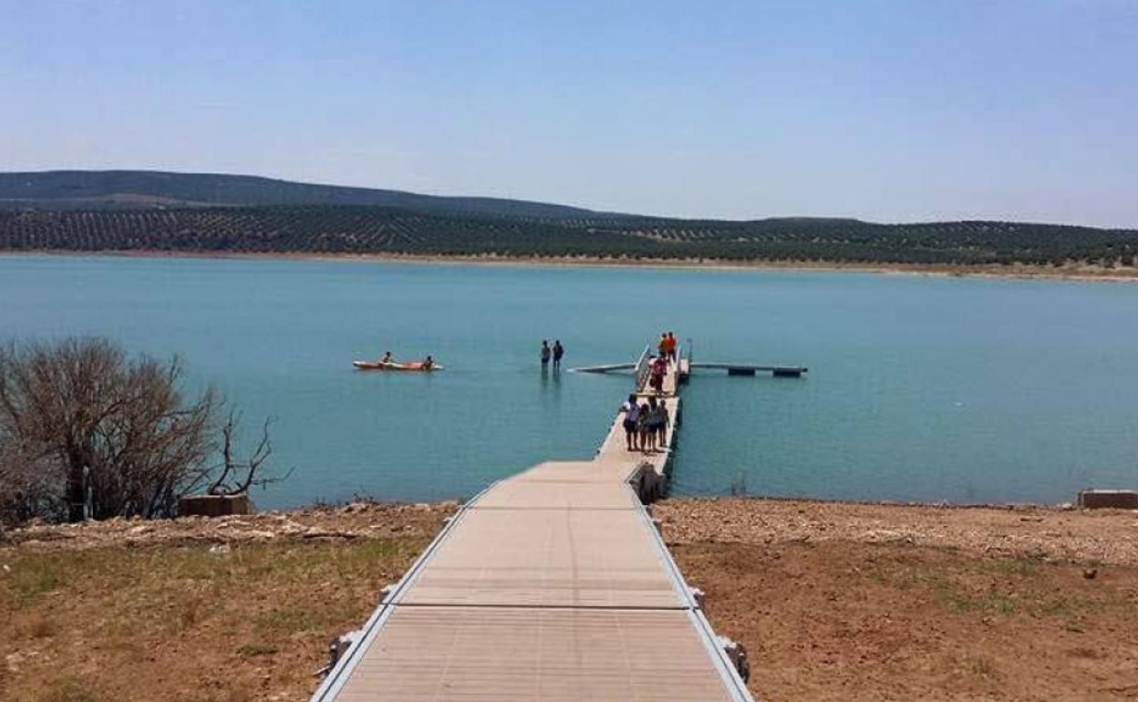 Embarcadero construido en el embalse del Giribaile 