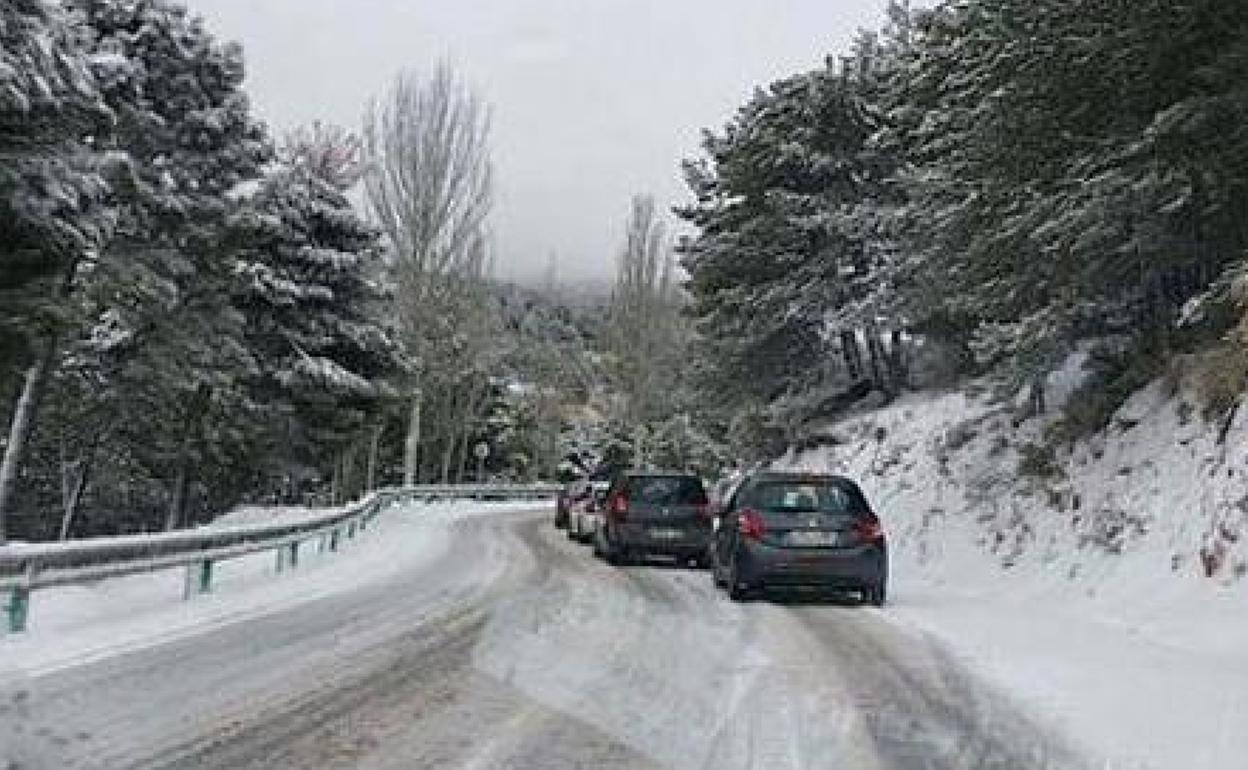 Nieve en Granada | La helada obliga a cerrar dos carreteras en la provincia