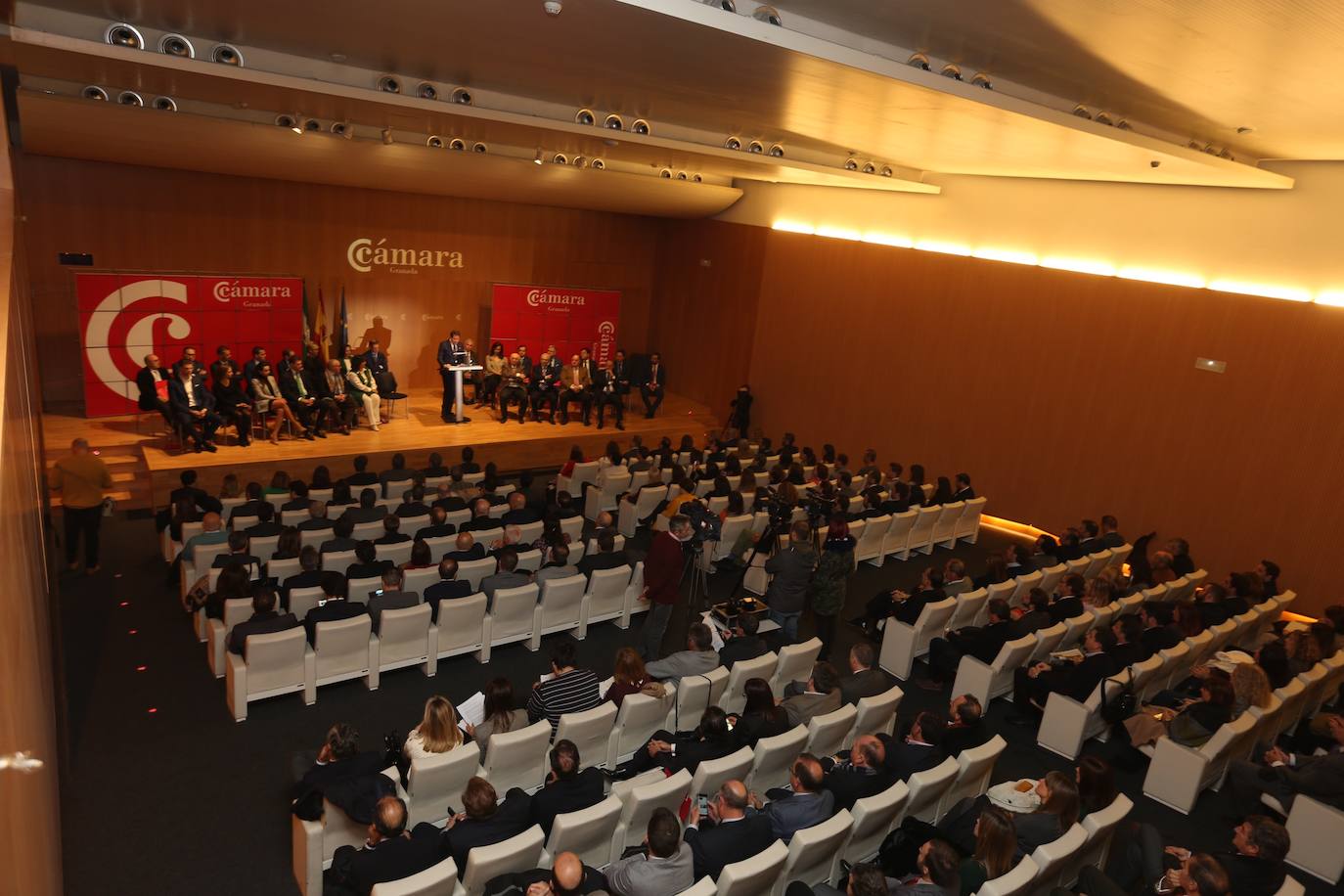 El presidente, arropado por el tejido empresarial granadino, ha reivindicado apoyo institucional para el acelerador de partículas como gran proyecto de futuro 