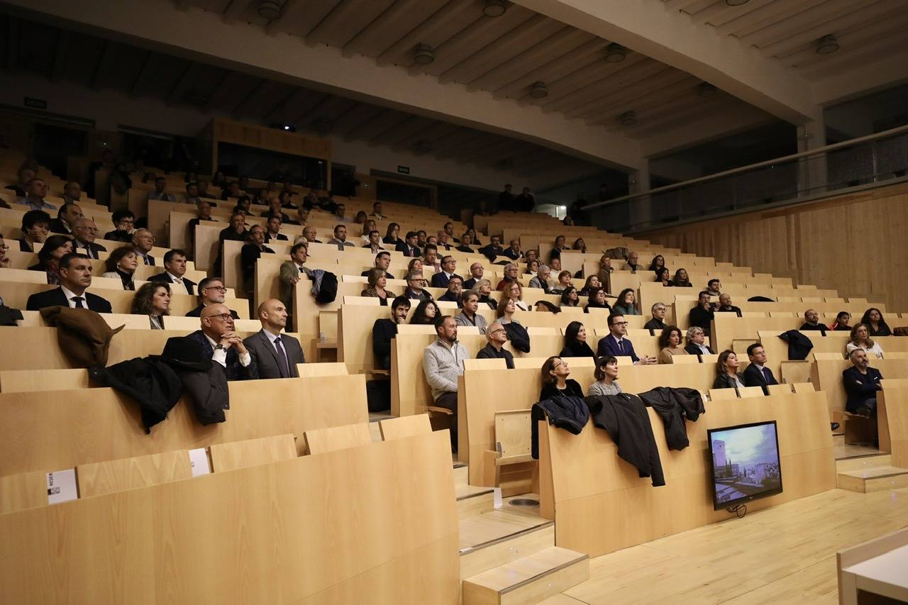 Así fue el acto en el Aula Magna de la Escuela de Arquitectura de la UGR 