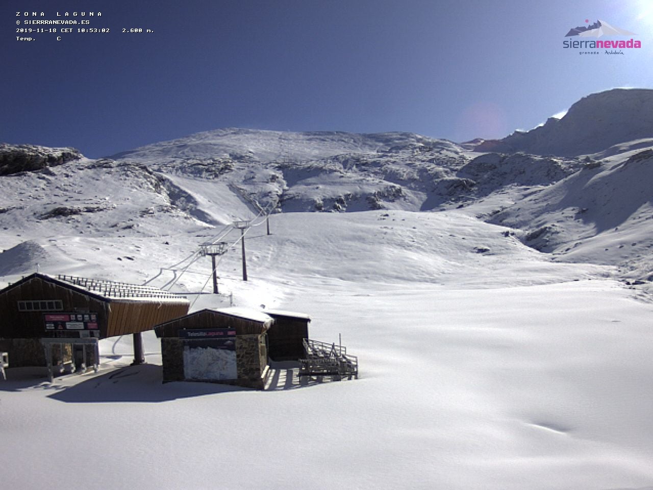 La gran nevada de la pasada madrugada ha dejado entre 10 y 20 centímetros de espesor en la estación, que abre sus puertas el sábado 23 de noviembre.