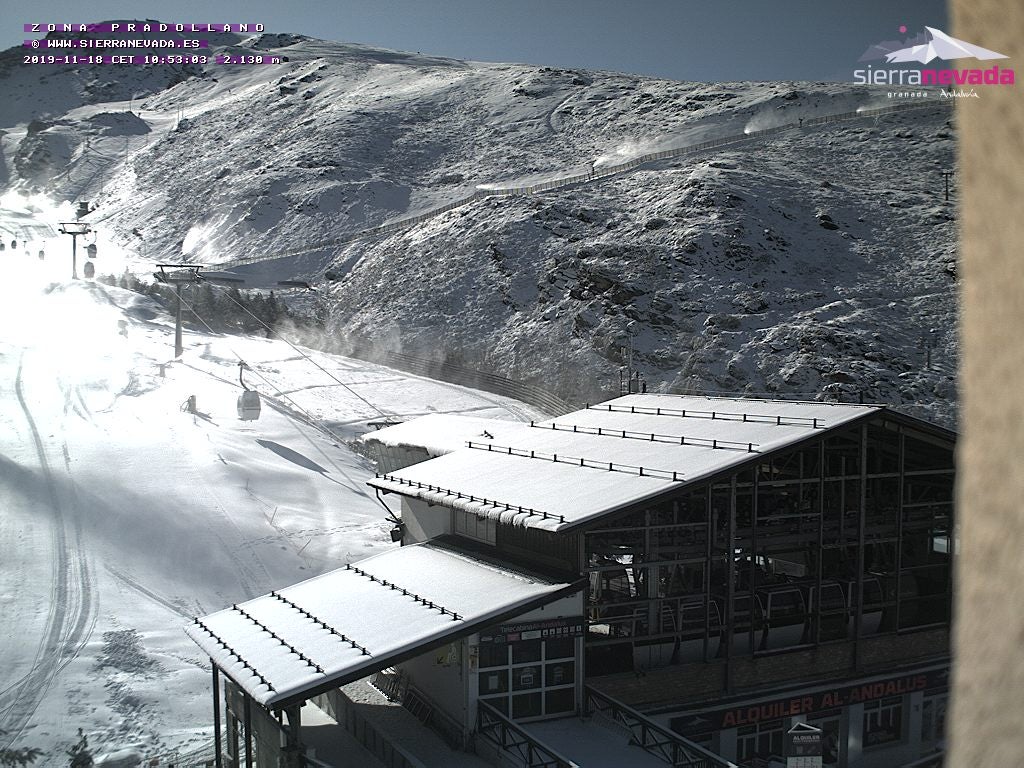 La gran nevada de la pasada madrugada ha dejado entre 10 y 20 centímetros de espesor en la estación, que abre sus puertas el sábado 23 de noviembre.