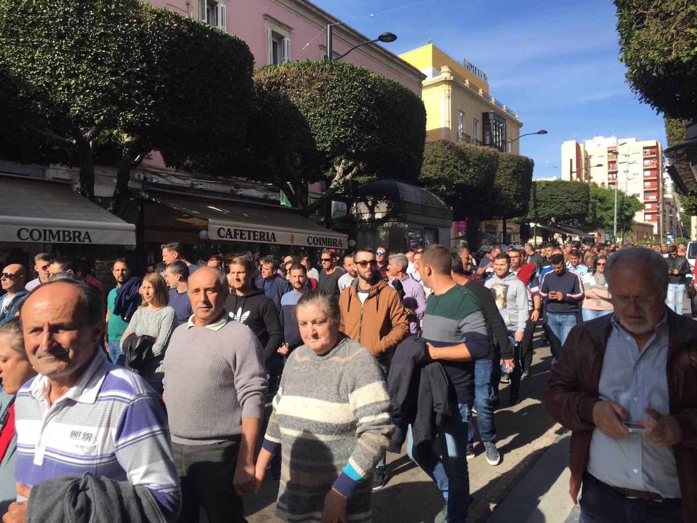 El cierre patronal total en la agricultura provoca una masiva manifestación en la capital con unos 12.000 asistentes por la crisis de precios