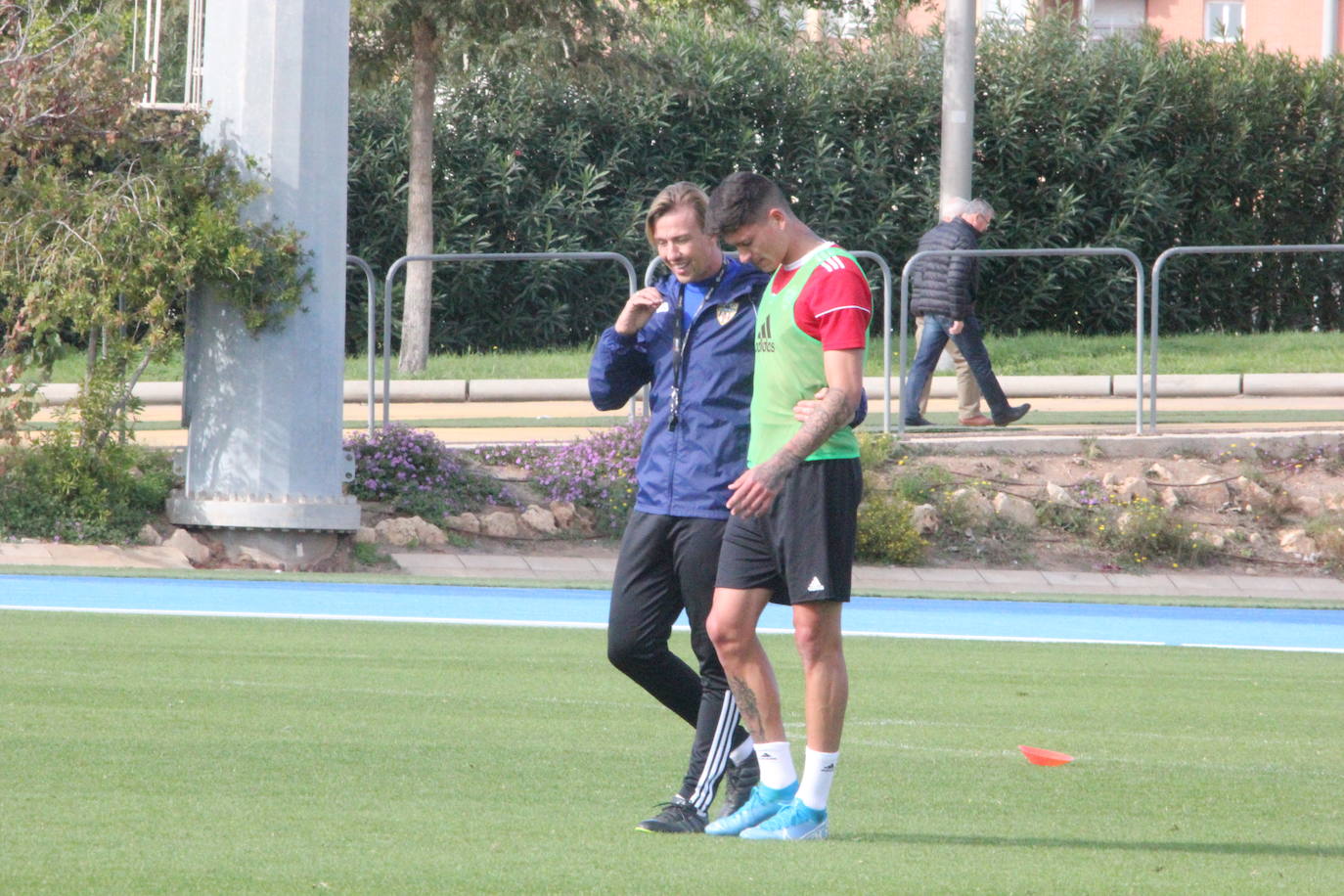 'Guti' habla con Darwin al término de la sesión. 