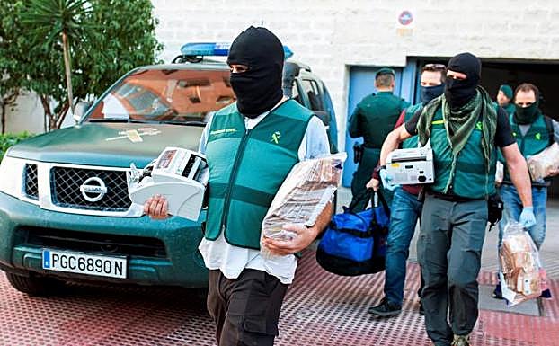 Hallan una tonelada de hachís y varias armas en una operación con veinte detenidos en Granada, Málaga y Sevilla