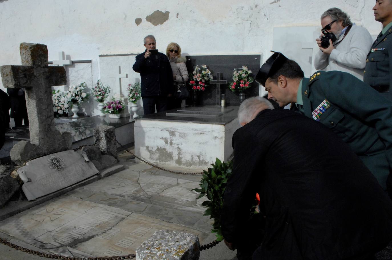 Fotos: Así ha sido el homenaje a los dos guardias civiles asesinados en Granada hace un siglo