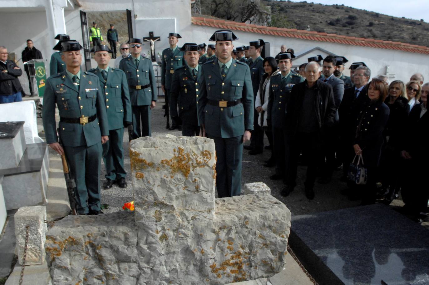 Fotos: Así ha sido el homenaje a los dos guardias civiles asesinados en Granada hace un siglo