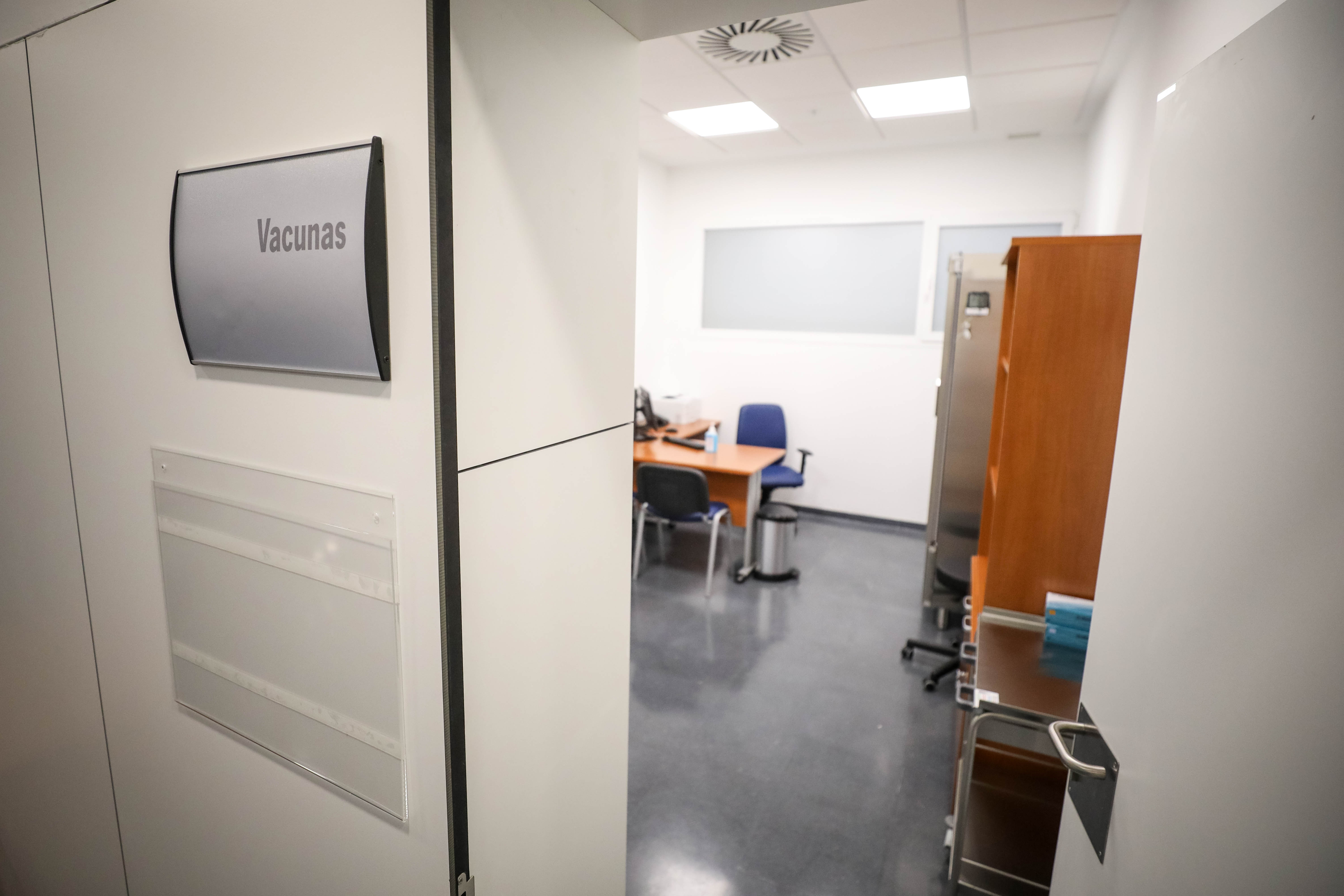 El centro de salud de Bola de Oro cuenta con una superficie de 1.520 metros cuadrados distribuidos en forma de U y tres alturas: semisótano, planta baja y planta primera