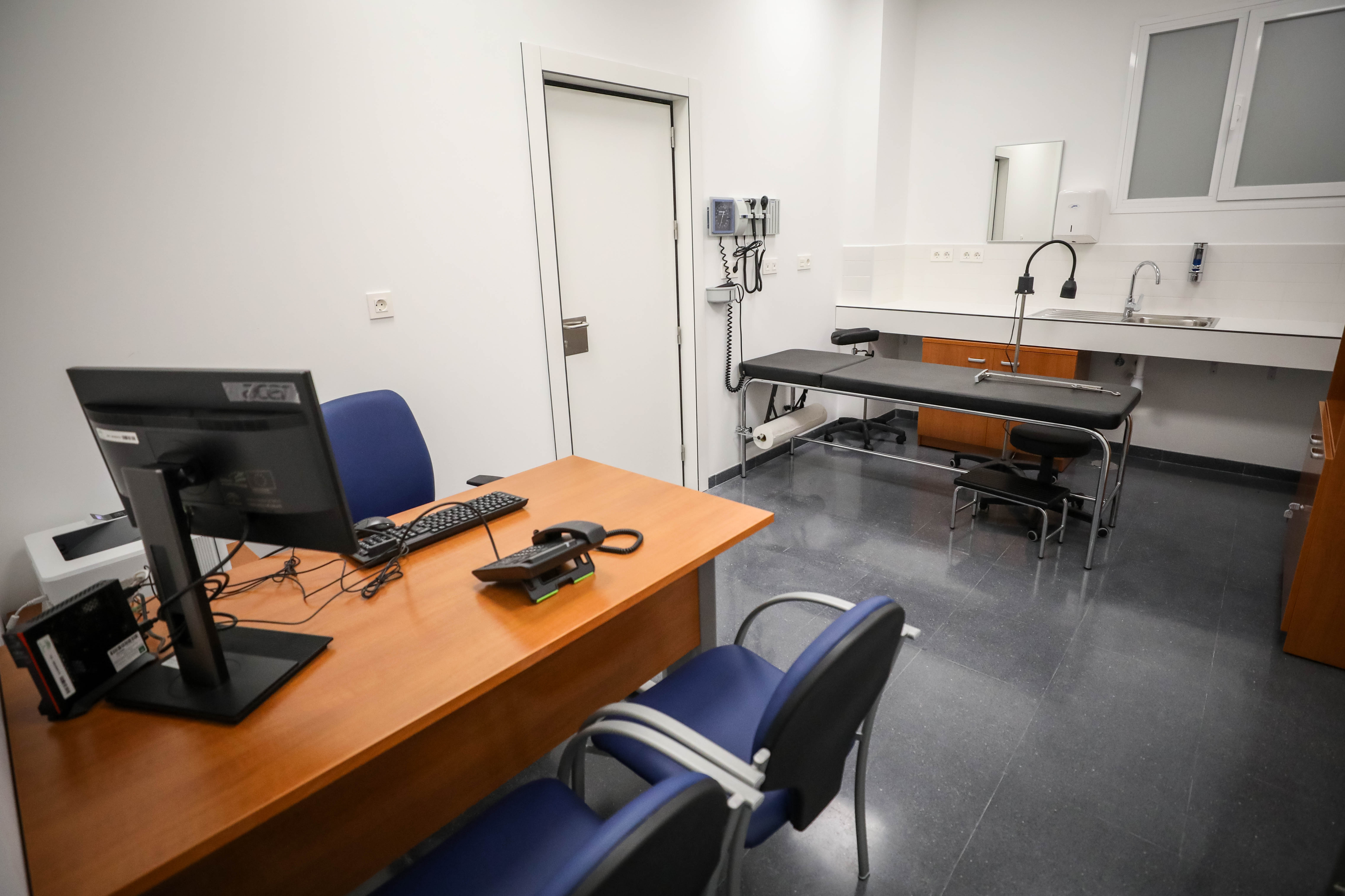 El centro de salud de Bola de Oro cuenta con una superficie de 1.520 metros cuadrados distribuidos en forma de U y tres alturas: semisótano, planta baja y planta primera