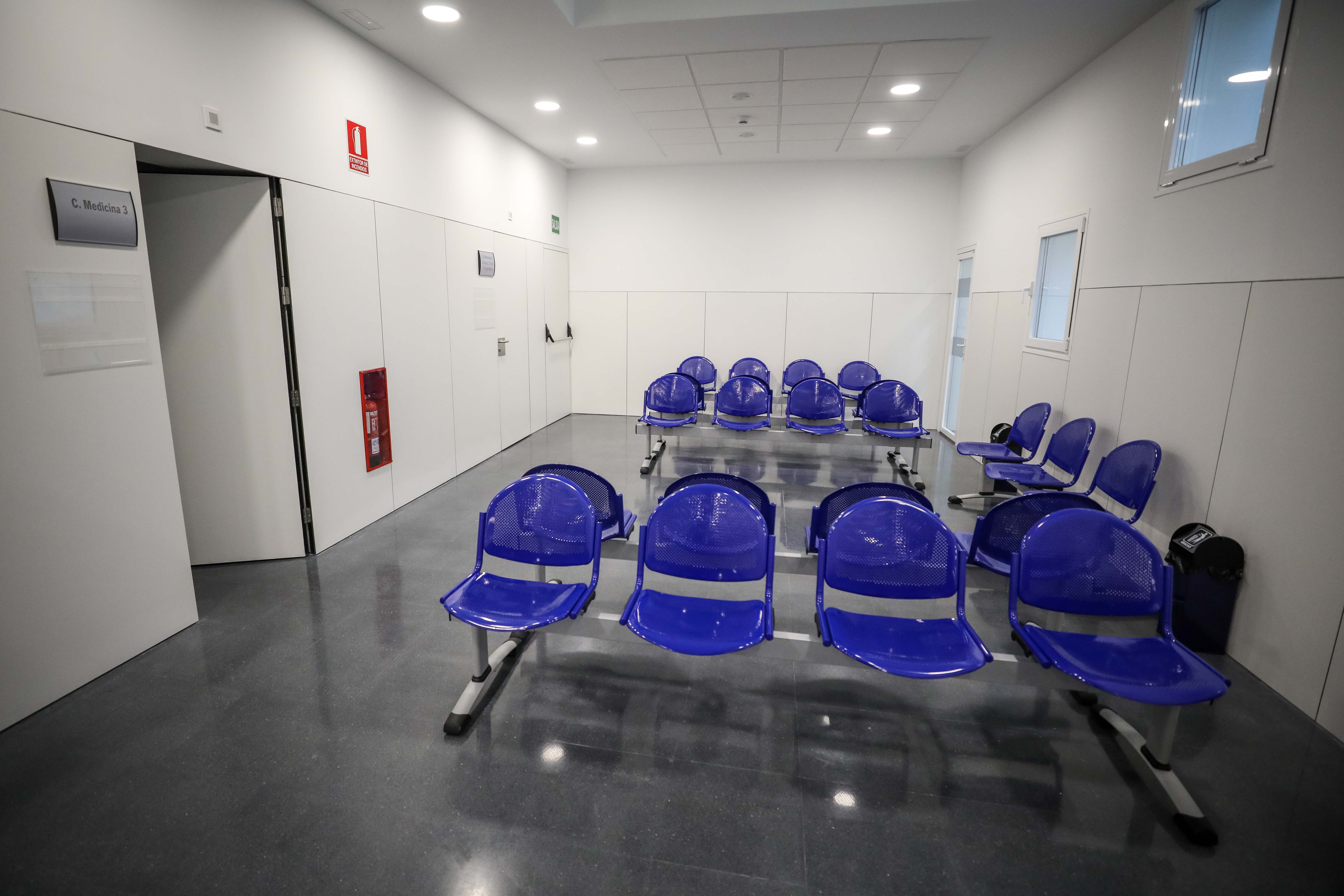 El centro de salud de Bola de Oro cuenta con una superficie de 1.520 metros cuadrados distribuidos en forma de U y tres alturas: semisótano, planta baja y planta primera