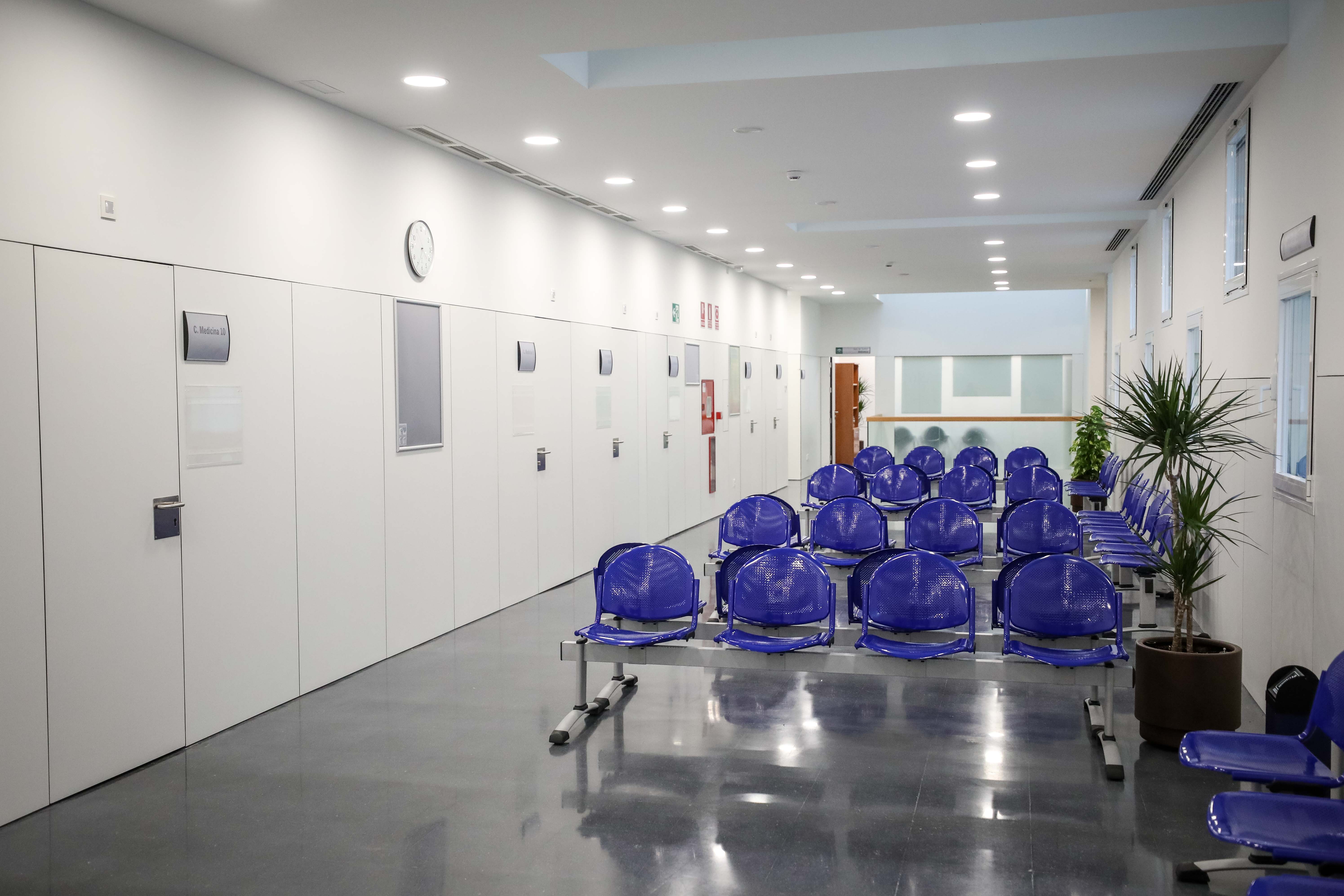 El centro de salud de Bola de Oro cuenta con una superficie de 1.520 metros cuadrados distribuidos en forma de U y tres alturas: semisótano, planta baja y planta primera