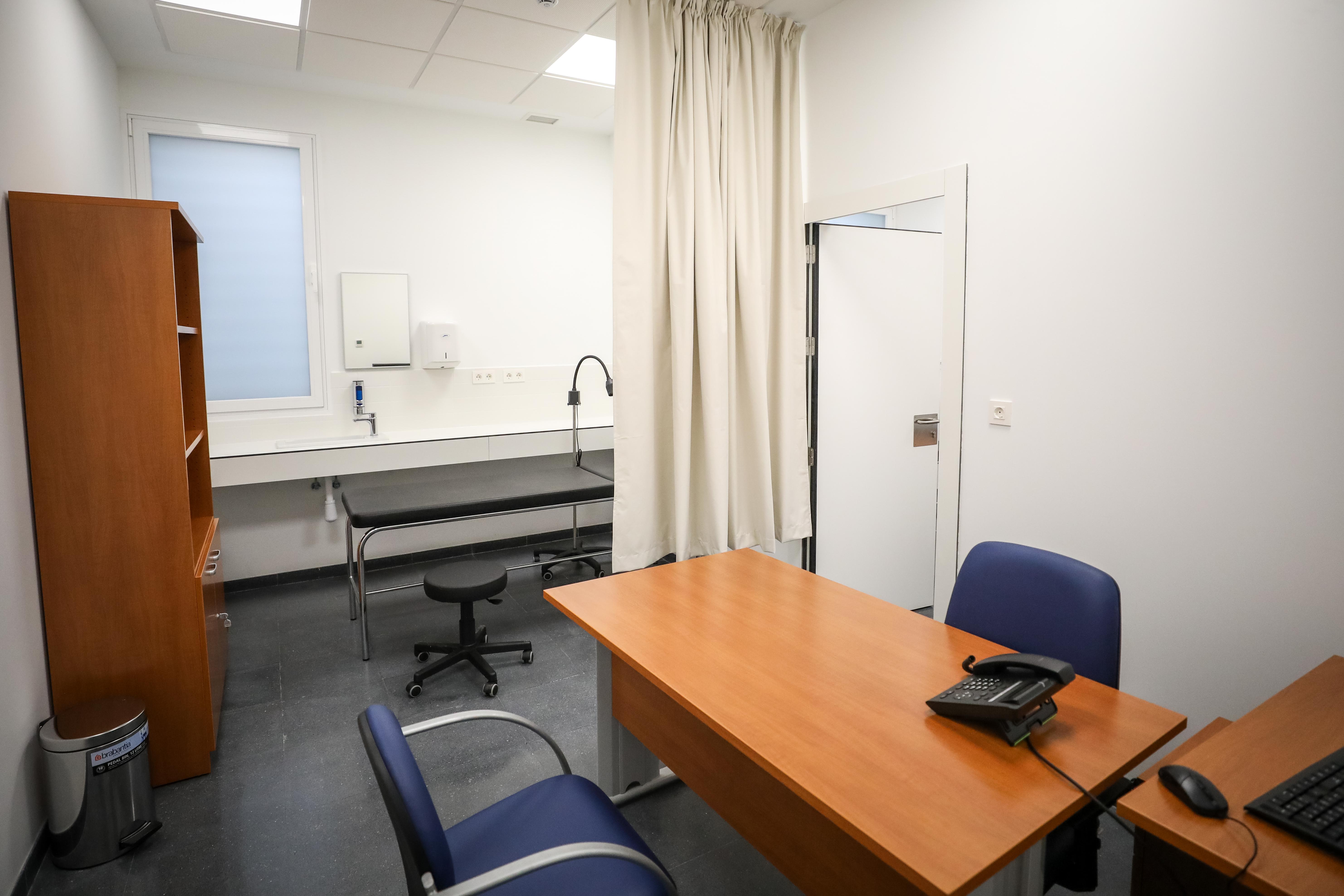 El centro de salud de Bola de Oro cuenta con una superficie de 1.520 metros cuadrados distribuidos en forma de U y tres alturas: semisótano, planta baja y planta primera