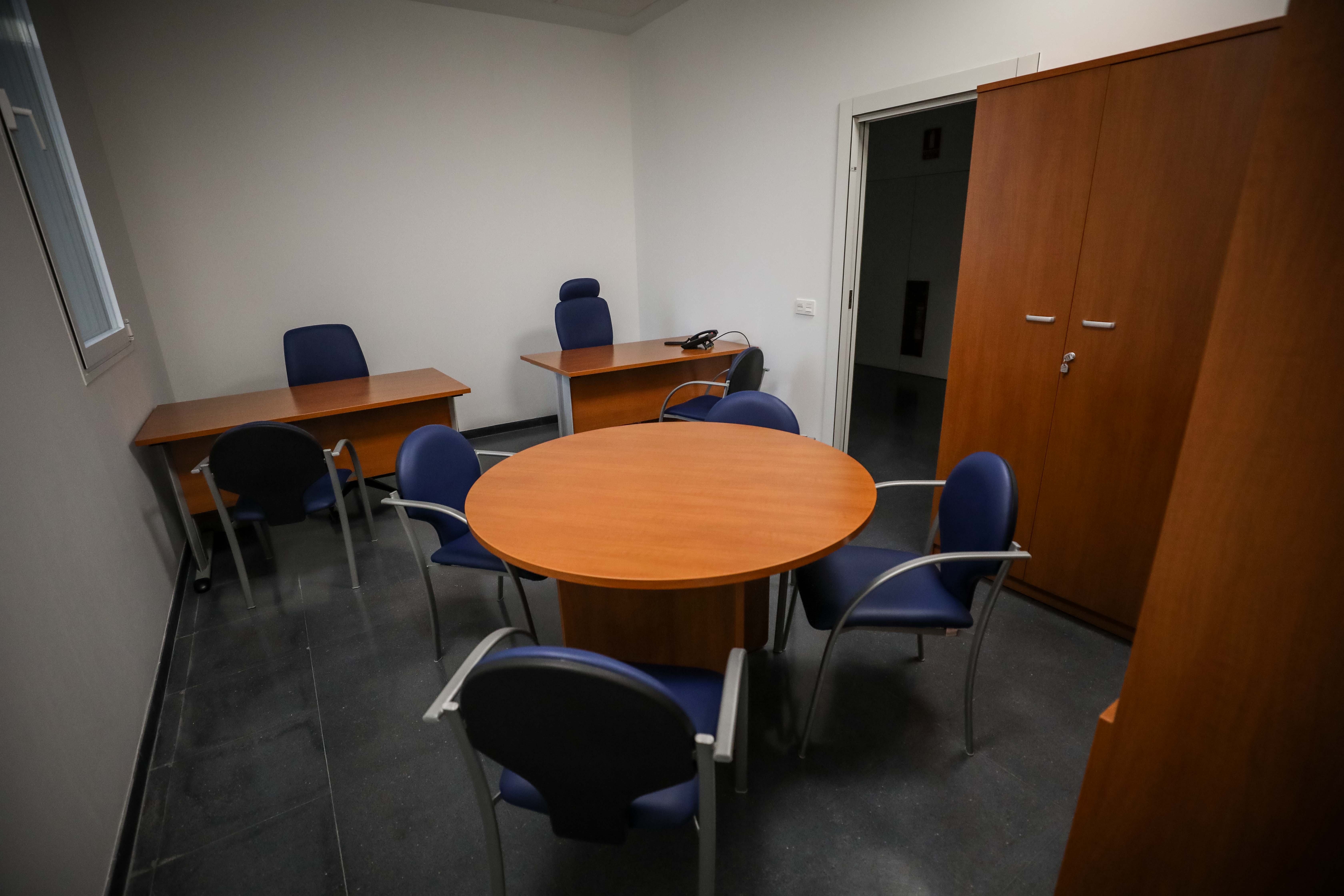 El centro de salud de Bola de Oro cuenta con una superficie de 1.520 metros cuadrados distribuidos en forma de U y tres alturas: semisótano, planta baja y planta primera