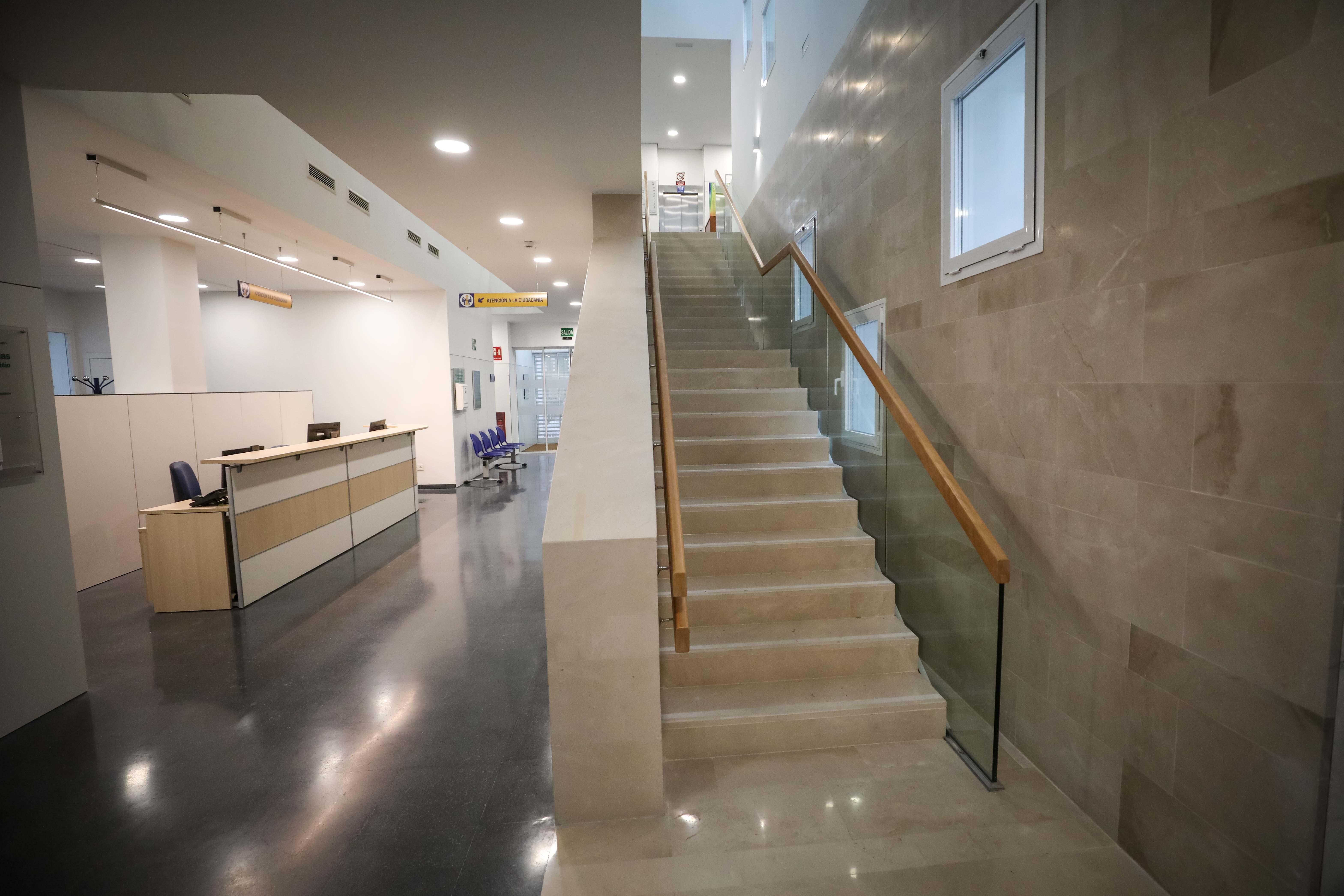 El centro de salud de Bola de Oro cuenta con una superficie de 1.520 metros cuadrados distribuidos en forma de U y tres alturas: semisótano, planta baja y planta primera