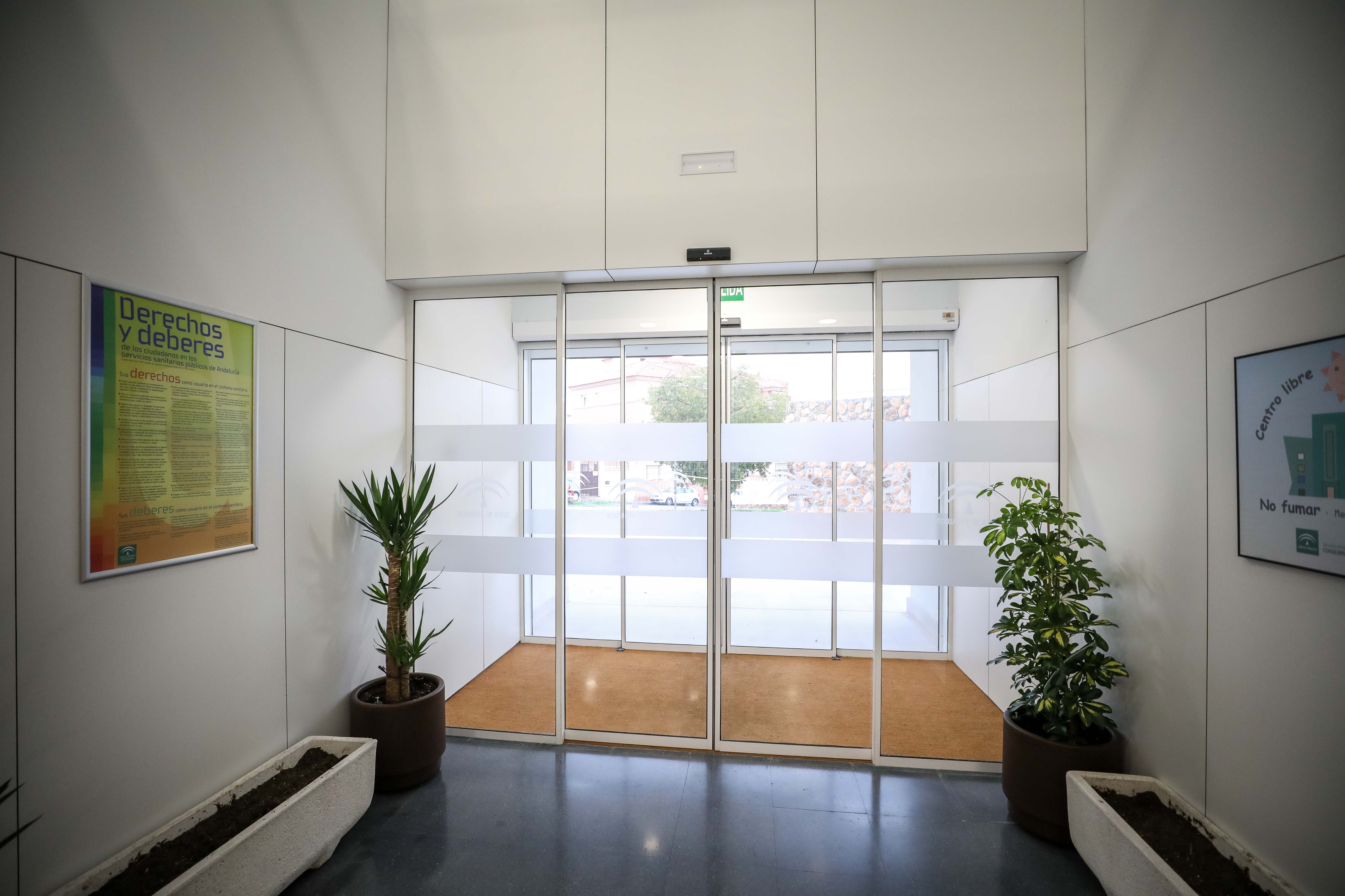 El centro de salud de Bola de Oro cuenta con una superficie de 1.520 metros cuadrados distribuidos en forma de U y tres alturas: semisótano, planta baja y planta primera