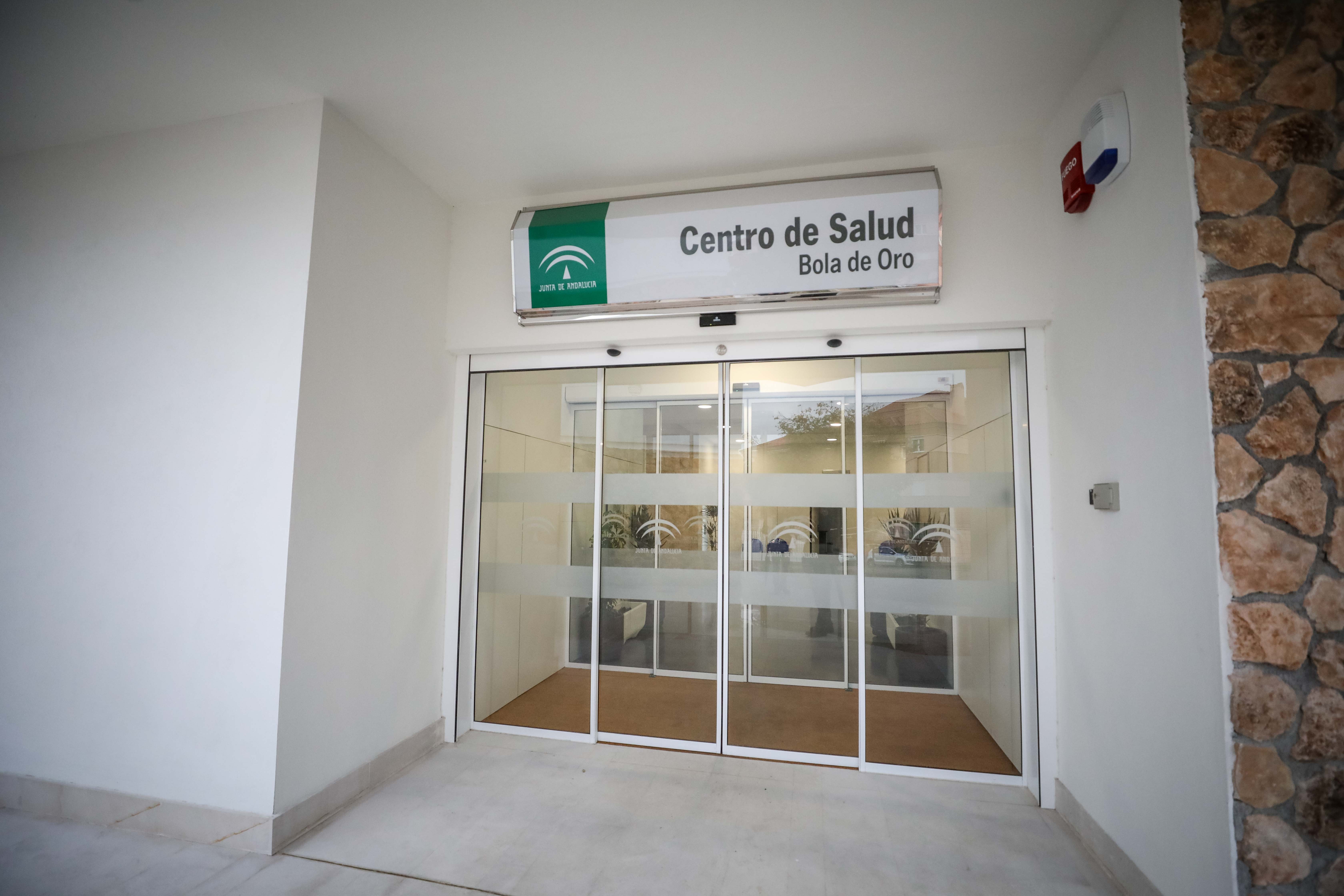 El centro de salud de Bola de Oro cuenta con una superficie de 1.520 metros cuadrados distribuidos en forma de U y tres alturas: semisótano, planta baja y planta primera