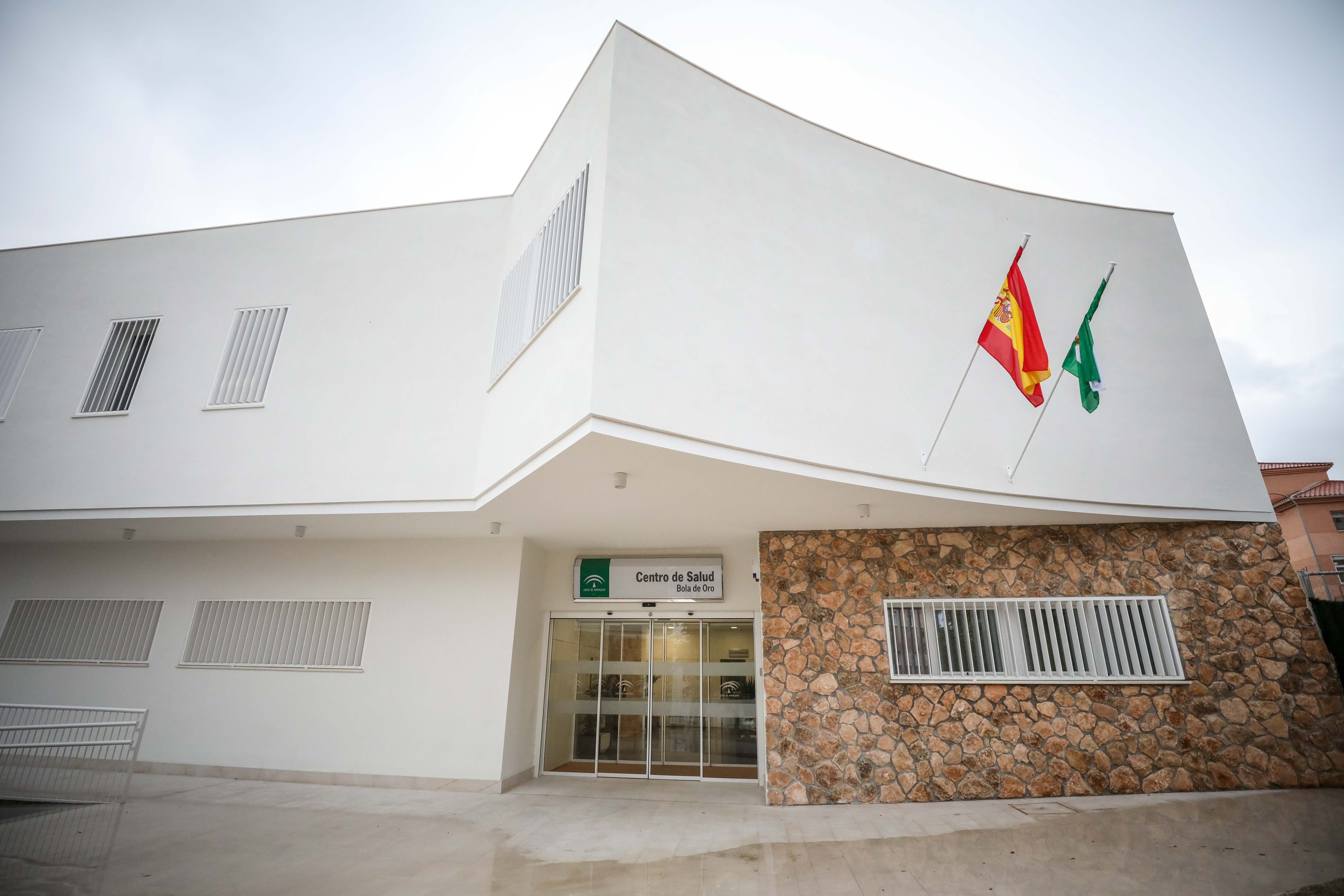 El centro de salud de Bola de Oro cuenta con una superficie de 1.520 metros cuadrados distribuidos en forma de U y tres alturas: semisótano, planta baja y planta primera