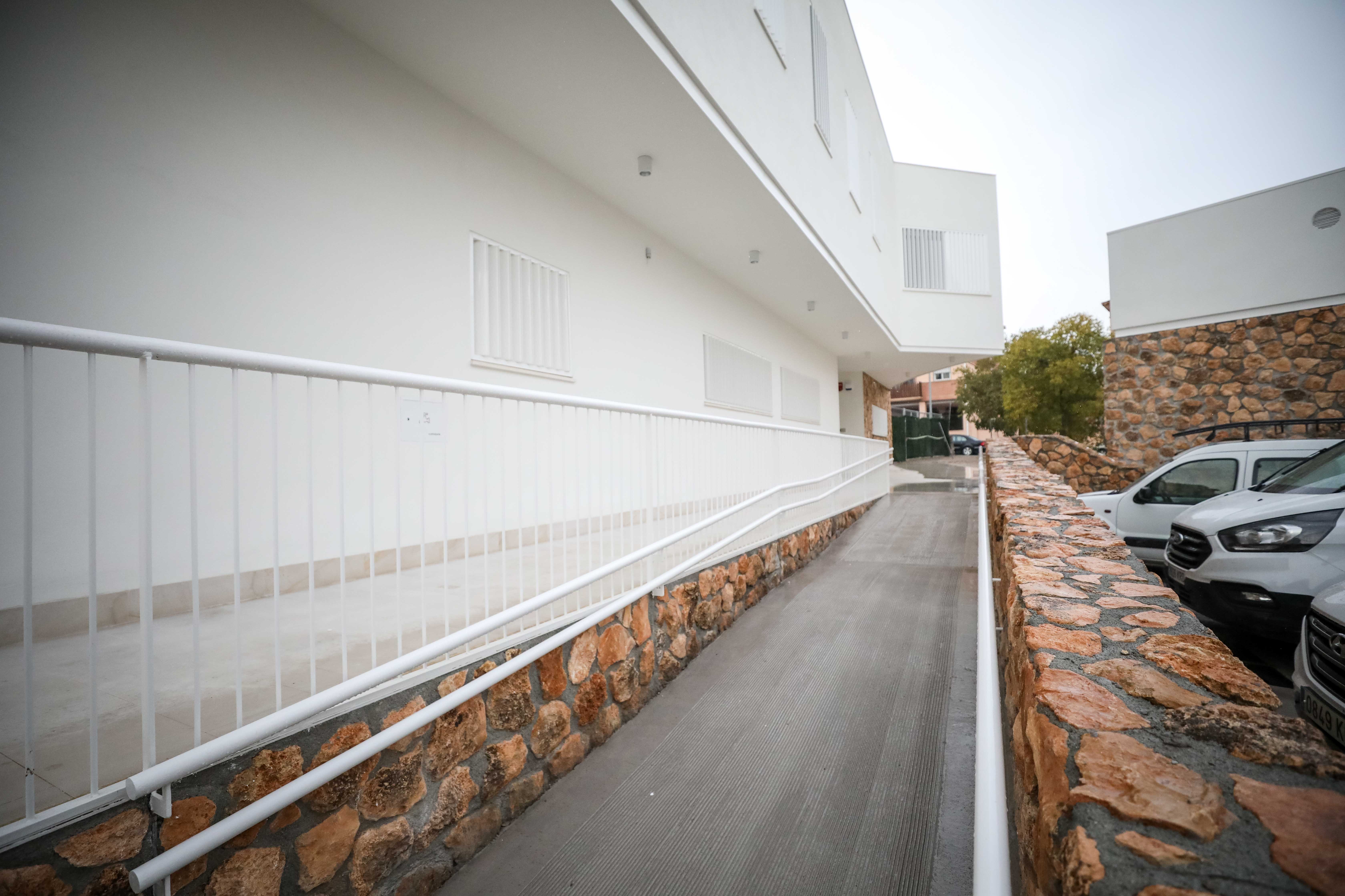 El centro de salud de Bola de Oro cuenta con una superficie de 1.520 metros cuadrados distribuidos en forma de U y tres alturas: semisótano, planta baja y planta primera