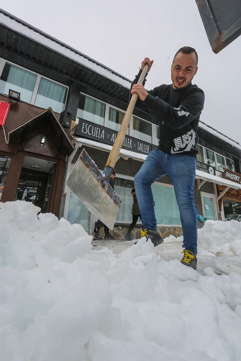 Así luce la estación tras las últimas nevadas, a punto de estrenar temporada.