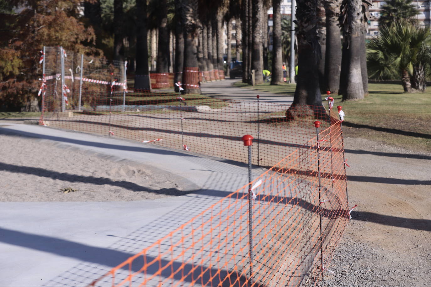 El objeto de este sendero es crear una vía accesible que mejore la movilidad a través del parque y sirva de interconexión entre la avenida de la Constitución y la avenida de Nuestra Señora de la Cabeza. 