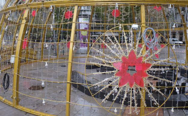 Imagen. Así es la bola transitable que iluminará la Navidad en Granada. 