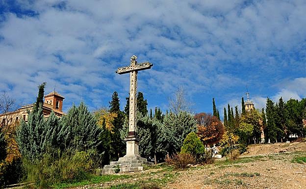 Imagen principal - Una de las múltiples cruces que rodean la Abadía; el valle se extiende hacia el este; árboles rojos en el colegio del Ave María 