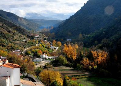 Imagen secundaria 1 - Una de las múltiples cruces que rodean la Abadía; el valle se extiende hacia el este; árboles rojos en el colegio del Ave María 