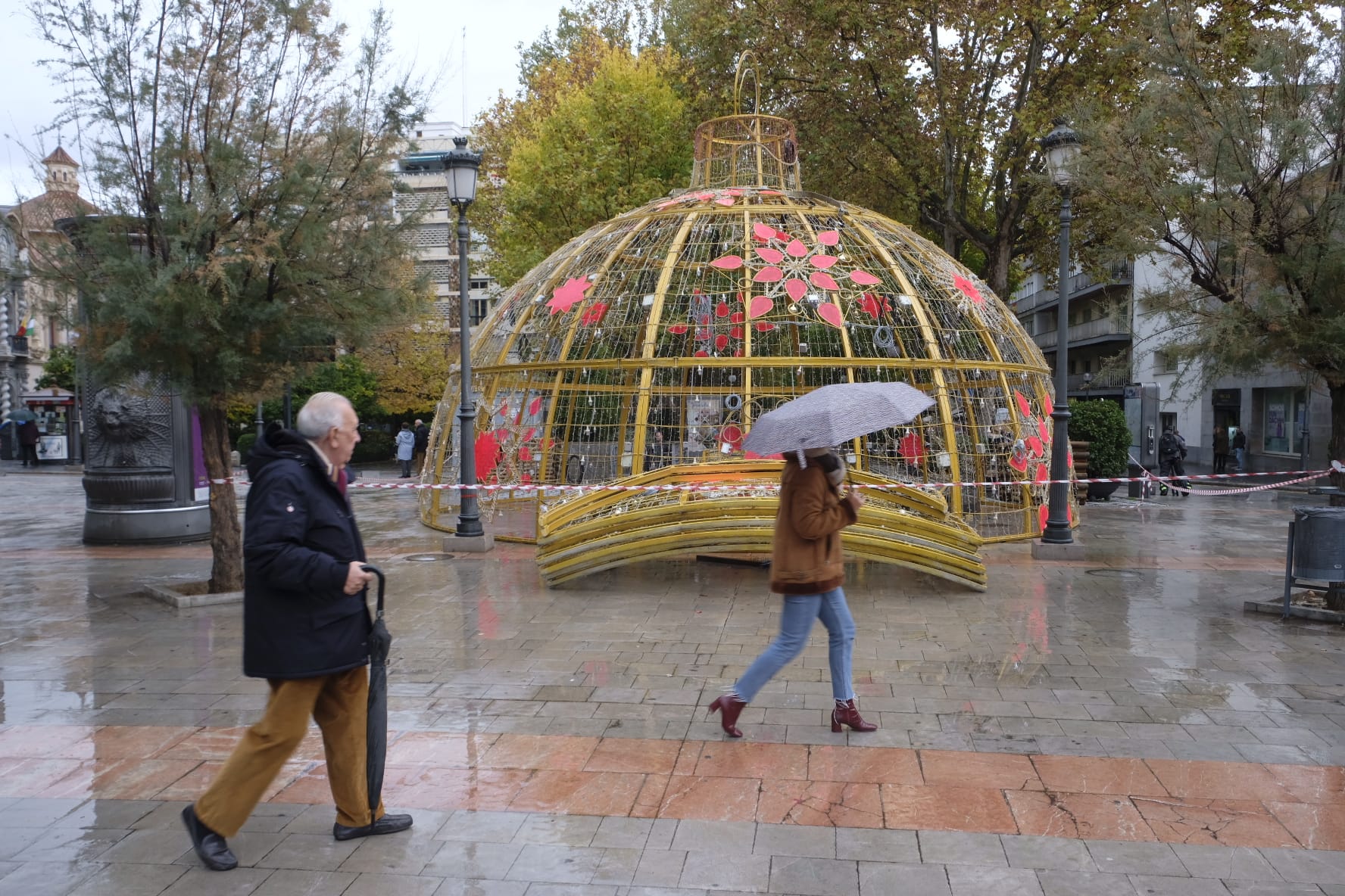 La principal novedad de esta Navidad es una gran esfera de luz de doce metros de diámetro -casi cuatro plantas- que se ubica en la Fuente de las Batallas