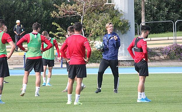 'Guti' se dirige a sus jugadores durante un entrenamiento. 