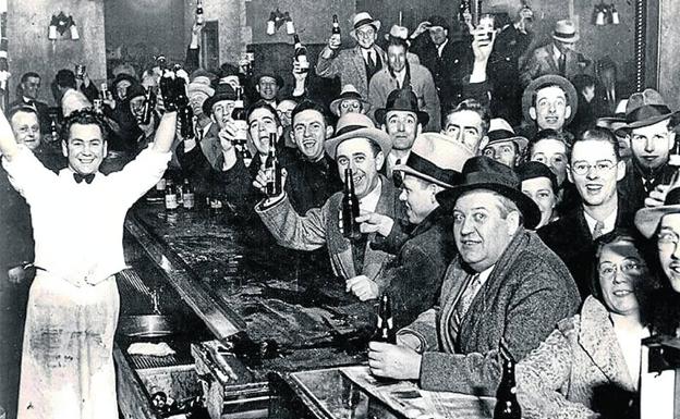 Clientes de un local, casi todos varones, celebran el fin de la Ley Seca en 1933, Nueva York. 