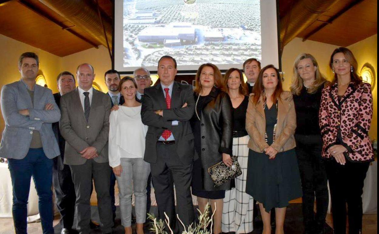 Autoridades y miembros de la almazara presentes en su inauguración. 