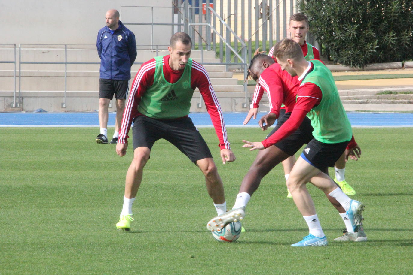 Petrovic, atento a la jugada, vuelve y puede hacerlo también en el once. 