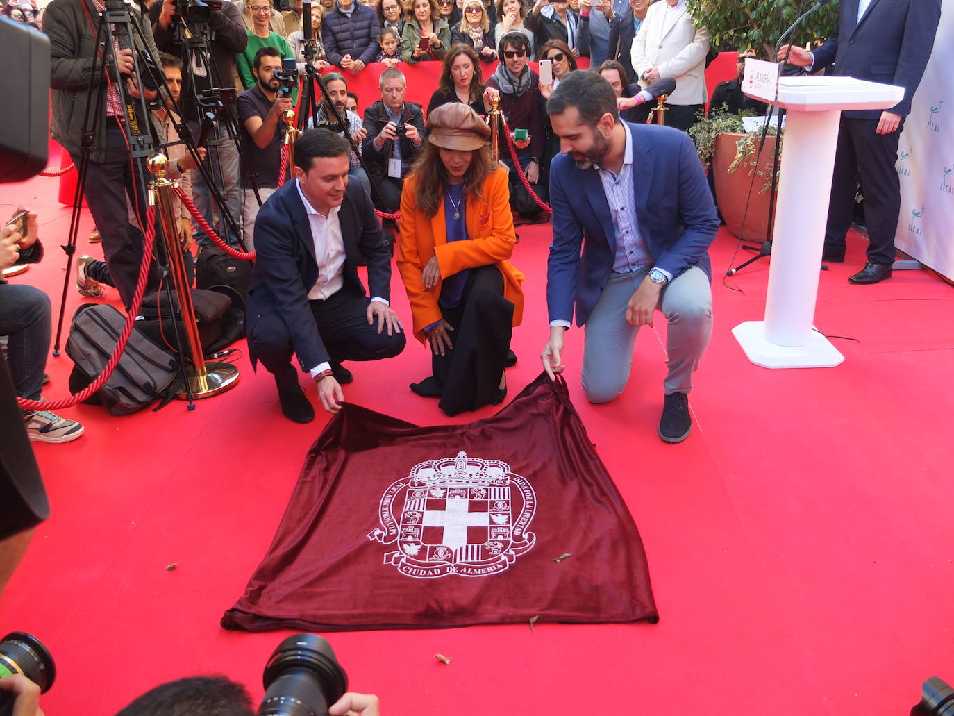 La actriz que protagonizó en la provincia de Almería el western 'Yendo hacia ti' (1981), Victoria Abril, ha descubierto este sábado su lucero en el Paseo de la Fama de Almería y ha recibido el calor de cientos de almerienses. Tras el baño de masas, esta noche recibirá el premio homenaje 'Almería, Tierra de Cine' en la gala de clausura de Fical, que se celebrará en el Auditorio Maestro Padilla.