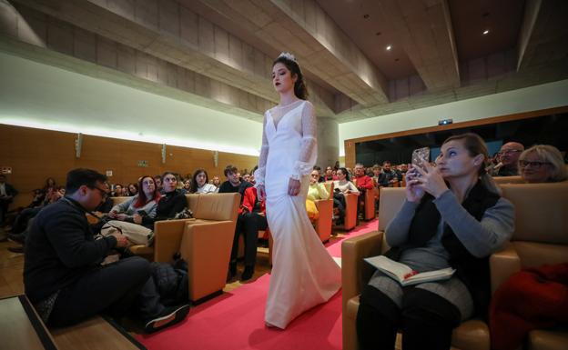 Imagen. Los mejores vestidos de novia y boda y trajes de novio desfilando en Expoboda. 