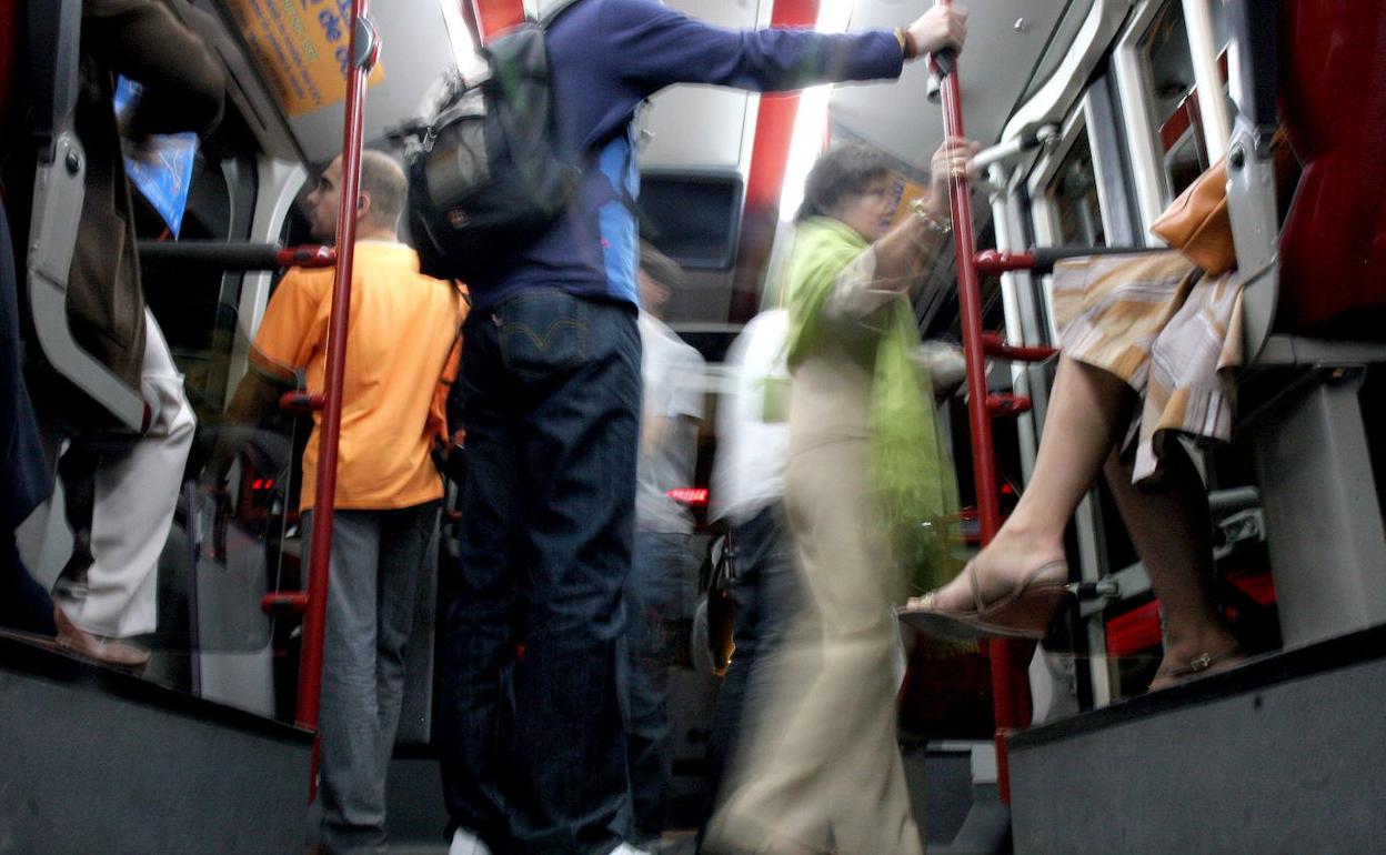 La medida funcionará en los autobuses 121 y 111. 